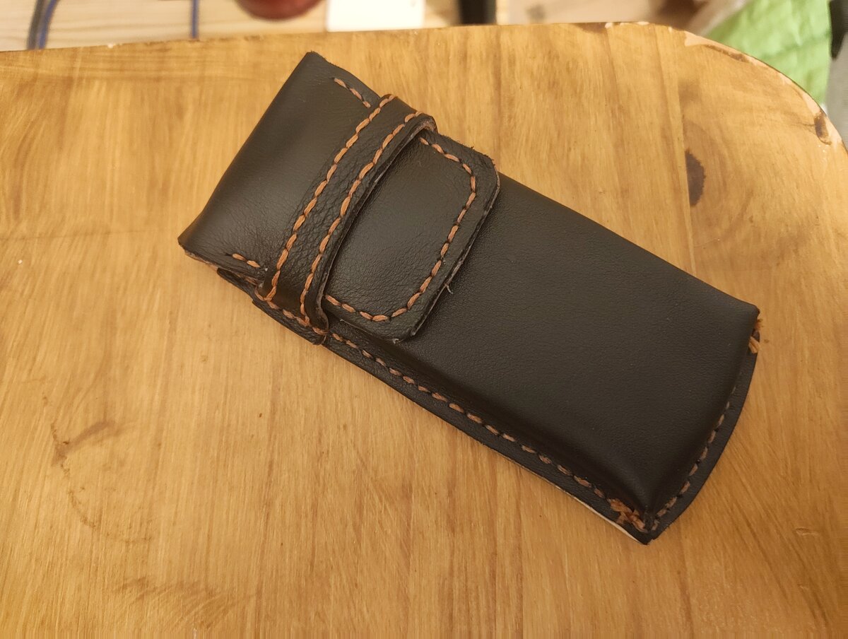 Porte-stylos en cuir marron foncé avec couture orange, fermoir à rabat