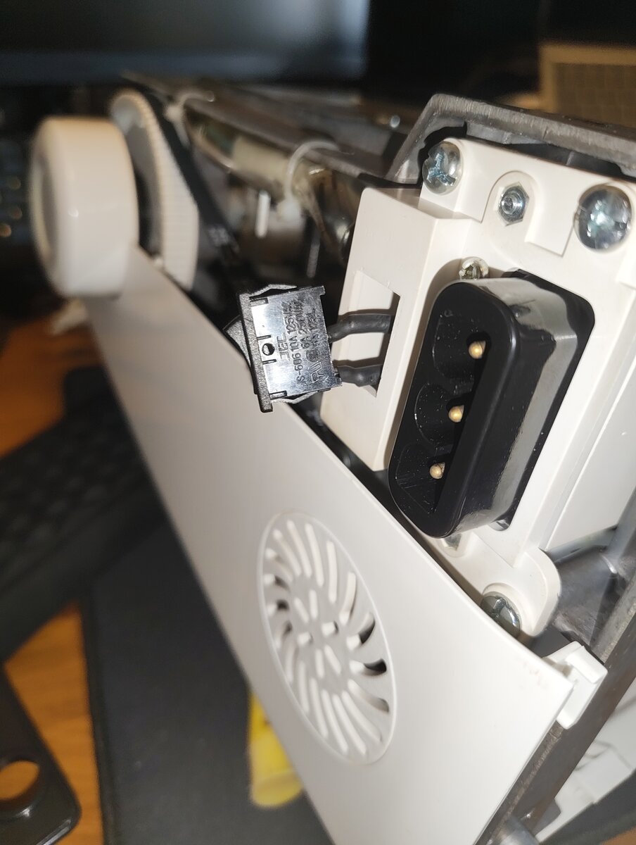 Contacteur de machine à coudre ancienne remplacé, prise IEC visible